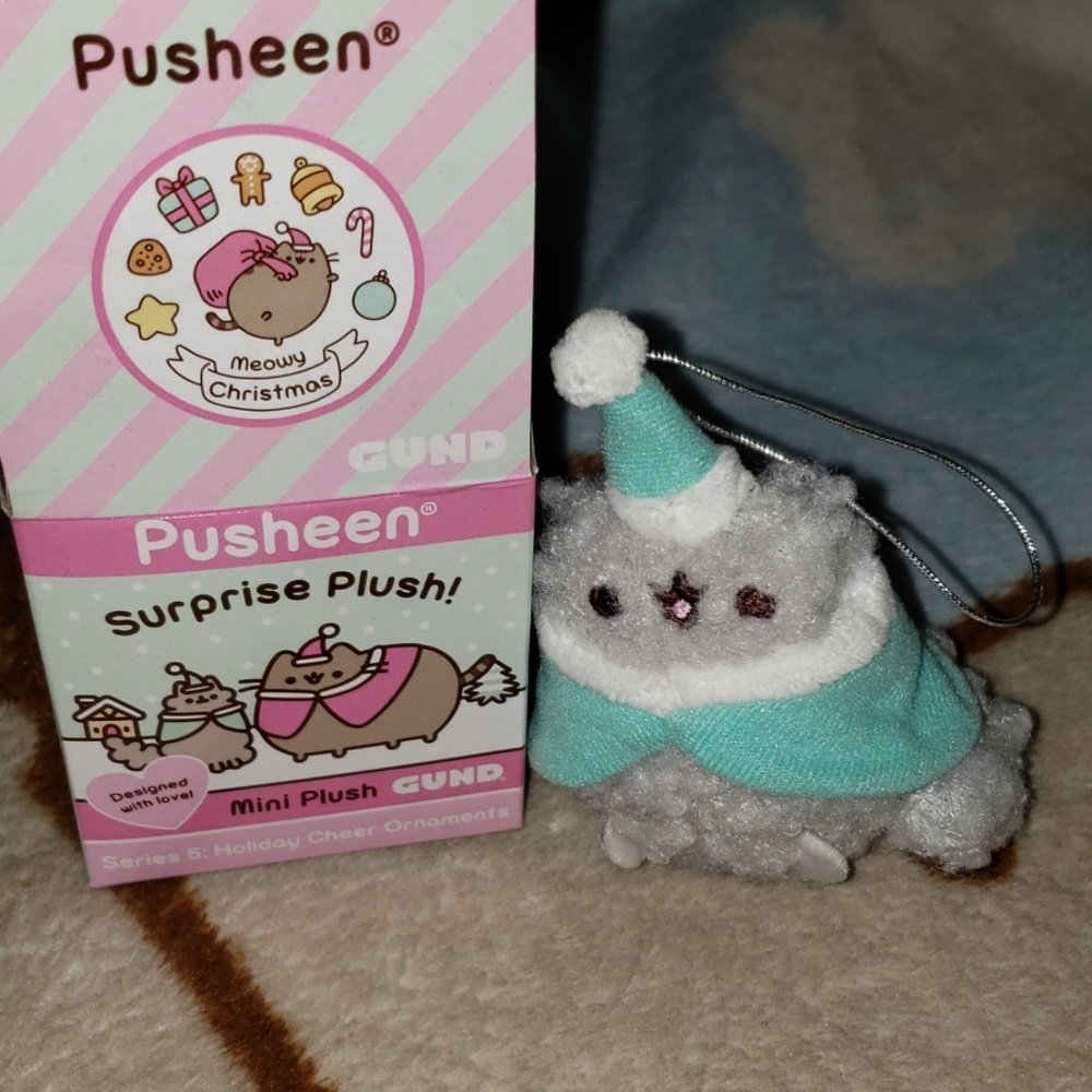Stormy Caroler Ornament ~ Series 5 Pusheen Box